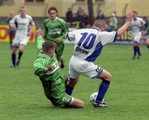 Trzecioligowe derby na szczycie nie stały na wysokim poziomie. Obie drużyny zagrały asekuracyjnie. 