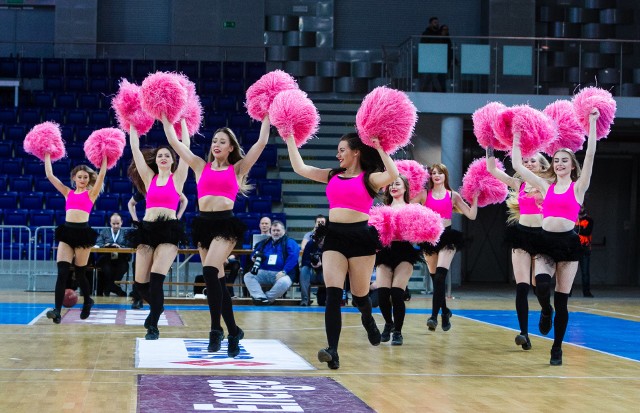 Koszykarze Kinga Szczecin przegrali ze Stelmetem Zielona Góra, ale kibice obejrzeli ciekawy pojedynek. Widownię w przerwach spotkania tanecznymi pokazami raczyła grupa King Wilki Morskie Cheerleaders. WIĘCEJ O MECZU: King Szczecin - Stelmet Zielona Góra 80:87. Zabrakło kropki nad „i”POLECAMY RÓWNIEŻ: ZDJĘCIA kibiców z niedzielnego meczu Pogoń - Zagłębie. Tak wyglądał mecz waszym okiem