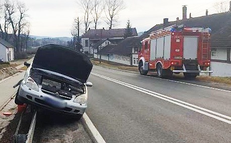 DK 28. Citroen na barierkach. Volkswagen w rowie. Strażacy w akcji