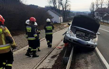 DK 28. Citroen na barierkach. Volkswagen w rowie. Strażacy w akcji