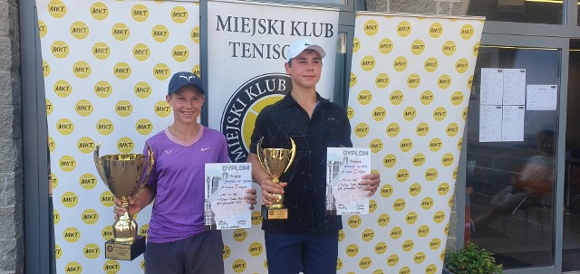 Finaliści gry pojedynczej chłopców: Jakub Januchowski (od lewej) i Szymon Malecki