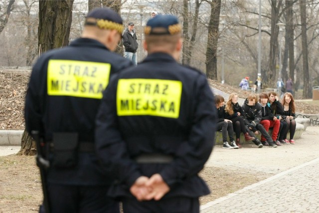 Najwięcej młodzieży tradycyjnie zbiera się w dniu wagarowicza na Wyspie Słodowej. Tu będzie dziś sporo patroli straży miejskiej