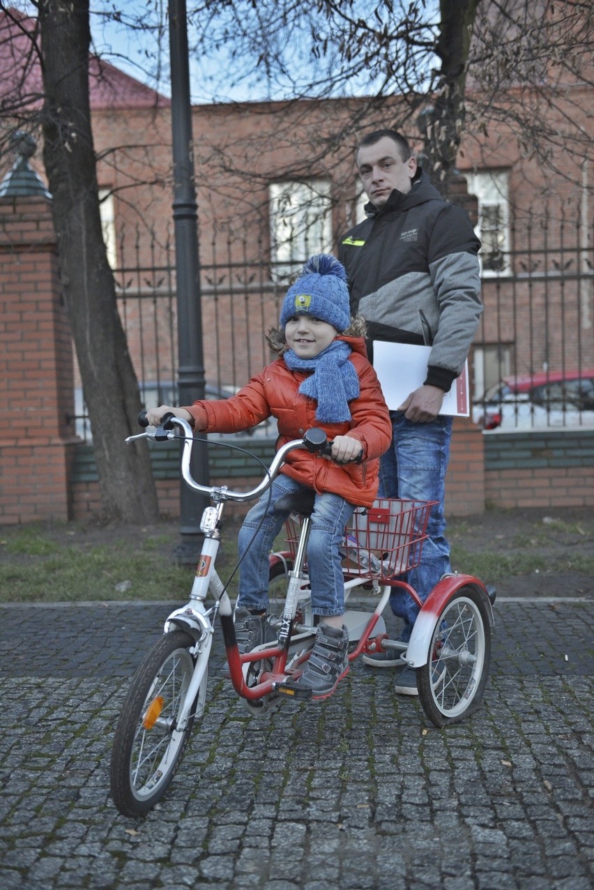 Podarowane przez PCK rowery to trzykołowe pojazdy z dużym...