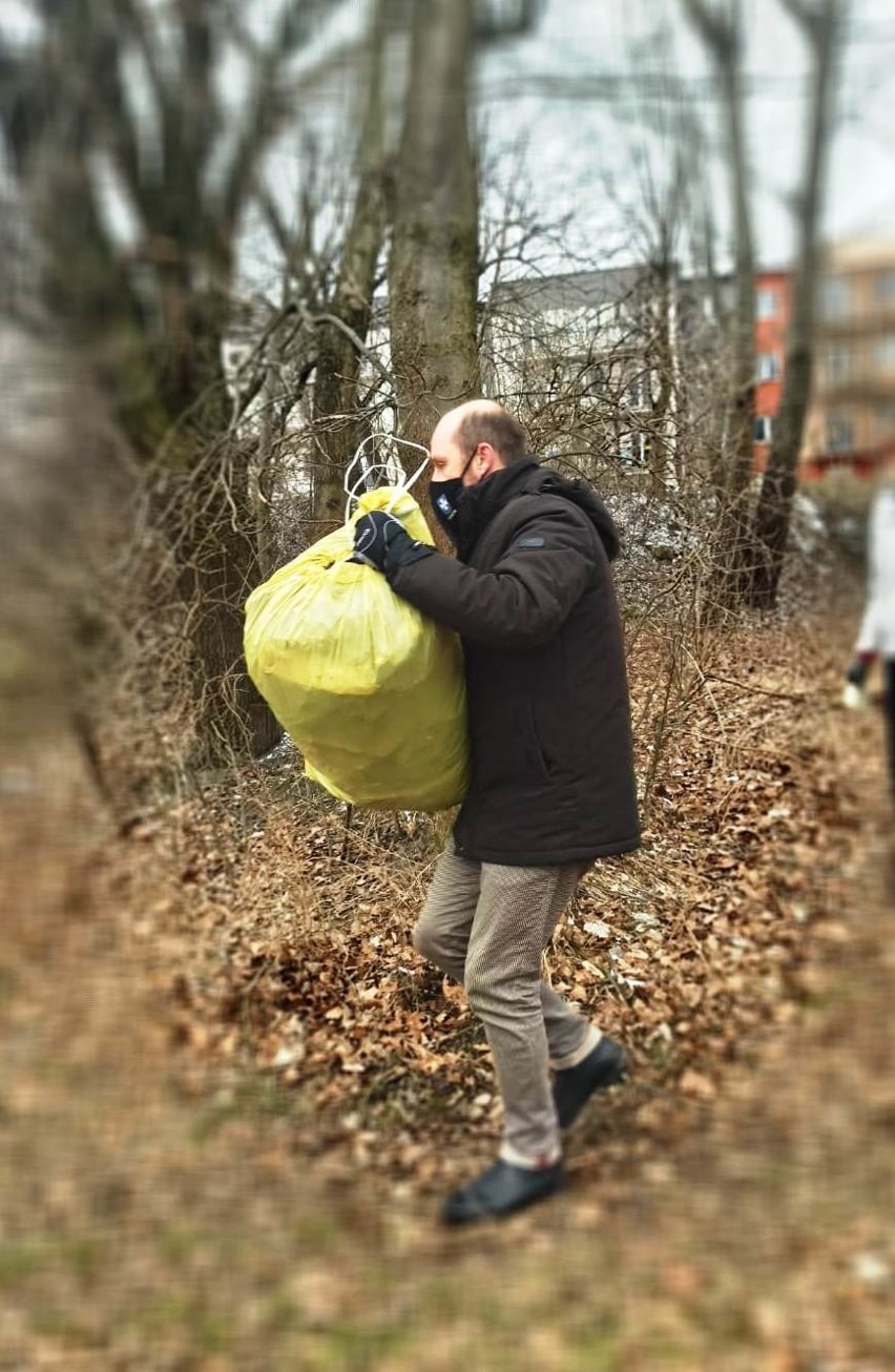 Konrad Fijołek pracował jako wolontariusz, zbierając śmieci...