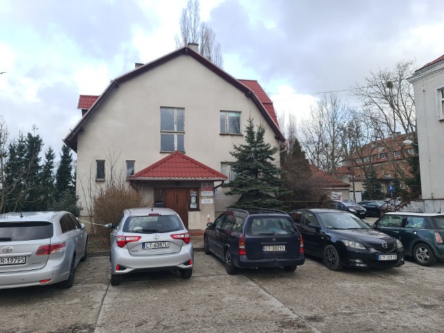 Ewakuowani z Ukrainy znaleźli schronienie w budynkach szpitala psychiatrycznego przy ulicy Skłodowskiej-Curie w Toruniu