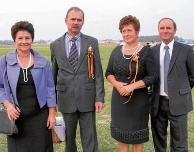Tegoroczni Liderzy Produkcji Warzyw: Jerzy Miklas z żoną Lucyną (z lewej) i Jolanta Kisiel z mężem Markiem Fot. Barbara Ciryt
