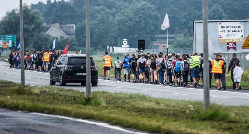 Idą z modlitwą i pieśnią na ustach