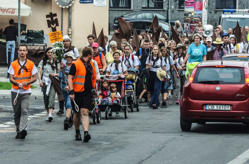 Idą z modlitwą i pieśnią na ustach