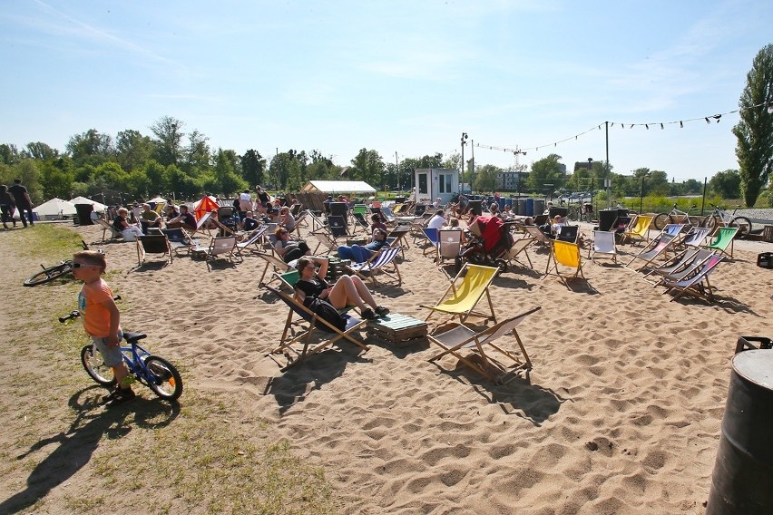 Zdjęcia z dwóch wrocławskich plaż: ZaZoo Beach Bar oraz...