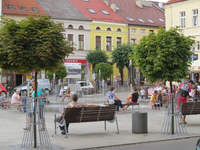 Przy fontannie w centrum Brodnicy stoją ławeczki - można na nich usiąść i w ten sposób trochę się ochłodzić. Kąpiel jest zabroniona