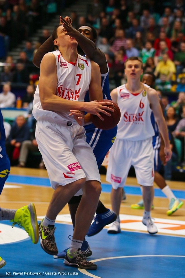 Aleksandar Mladenović (z piłką) zdobył dla Śląska 16 punktów. Serb wydatnie przyczynił się do siódmego triumfu WKS-u