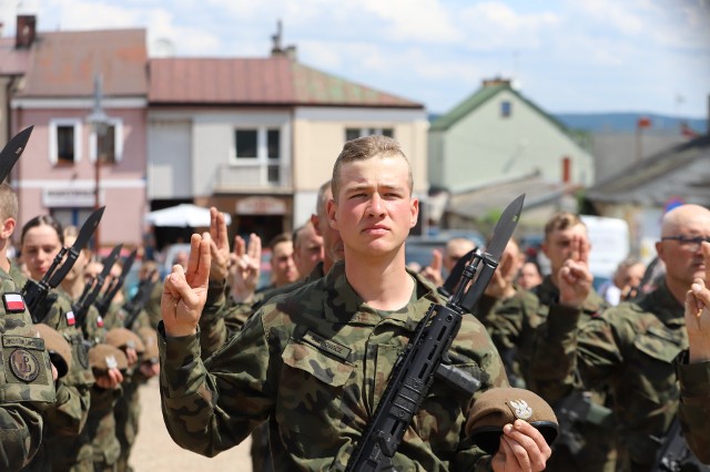 75 żołnierzy 10. Świętokrzyskiej Brygady Obrony Terytorialnej złożyło przysięgę wojskową na Rynku w Chęcinach.