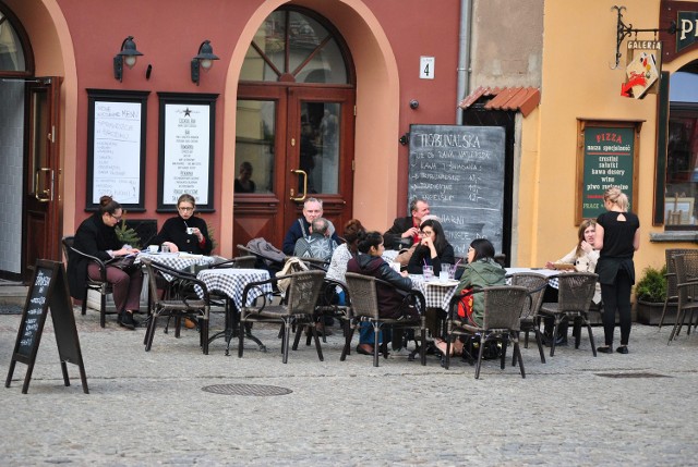 Lubelscy restauratorzy wystawiają już pojedyncze stoły i krzesła. Wkrótce ich miejsce zajmą typowe ogródki piwne