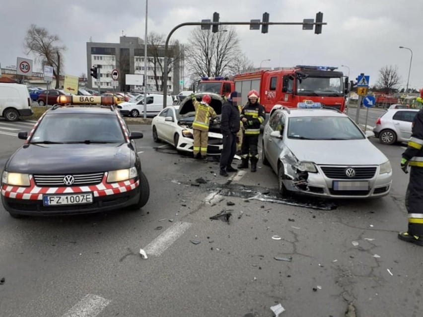 Do zderzenia mercedesa i taksówki volkswagena passata doszło...