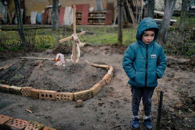 6-letni chłopiec na grobie mamy w Kijowie