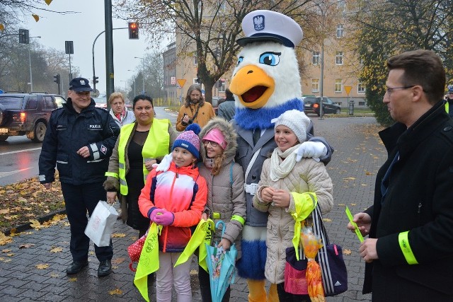 Pomysłodawcy stworzenia maskotki dla stargardzkiej policji przekonują, że wybrany ptak to on, a nie ona, ale jako pierwsza przebranie nałożyła kobieta, Ewa Zwolak ze stargardzkiego starostwa.