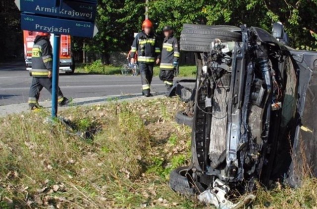 - Z zeznań przesłuchanych w sprawie świadków wynika natomiast, że przed zdarzeniem samochód oskarżonego wyprzedzał ich pojazd na linii ciągłej, a wjeżdżając na skrzyżowanie w ogóle nie wytracał prędkości - poinformowała prokuratura.