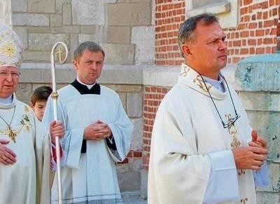 Ks. Antoni Sokołowski (na pierwszym planie) podczas uroczystego wprowadzenia do nowej parafii. Fot. Aleksander Gąciarz