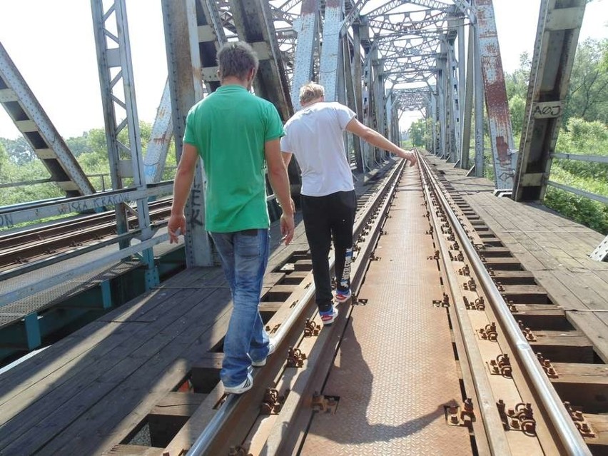 Wypadek w Oświęcimiu. 13-latek spadł z mostu kolejowego. Amputowano mu stopy [ZDJĘCIA]