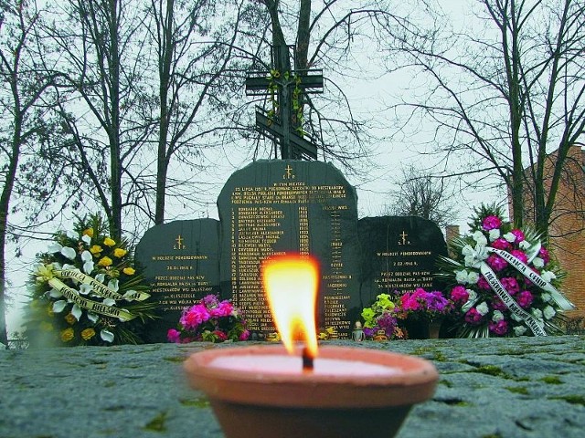 Przed pomnikiem ofiar Burego na bielskim cmentarzu wojennym złożono wieńce i zapalono znicze.