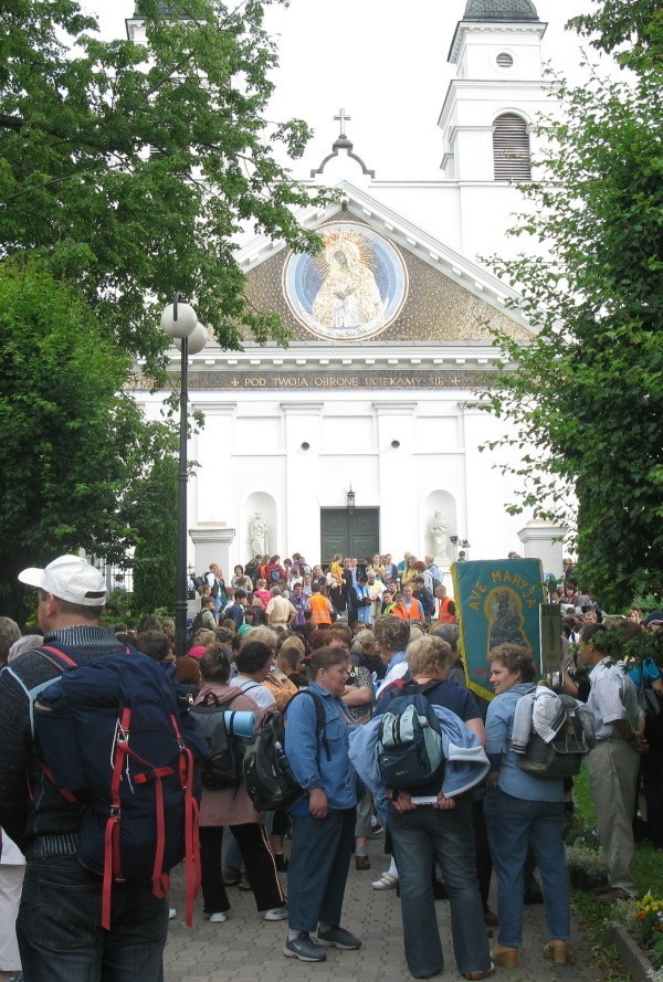 Pielegrzymi z Sokólki wyruszyli dziś do sanktuarium w...