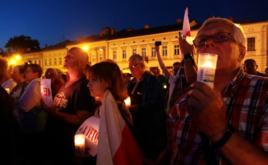 Tłum na Rynku Nowego Sącza: Wolne sądy - wolny naród [ZDJĘCIA]