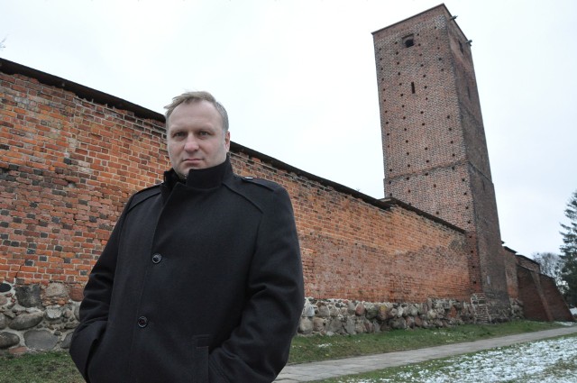 Burmistrz Robert Świerczek przy murach obronnych w Byczynie.