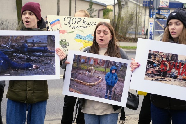 Manifestacja pod konsulatem rosyjskim w Poznaniu. Zobacz zdjęcia --->