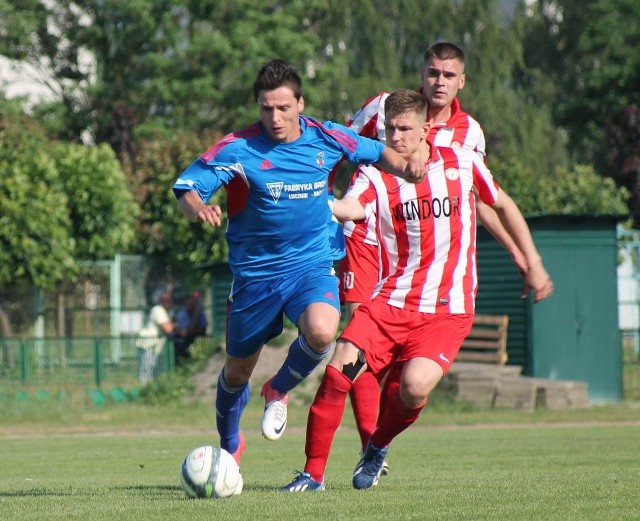 Mariusz Marczak (przy piłce), będzie grał w Broni jeszcze co najmniej przez rok.