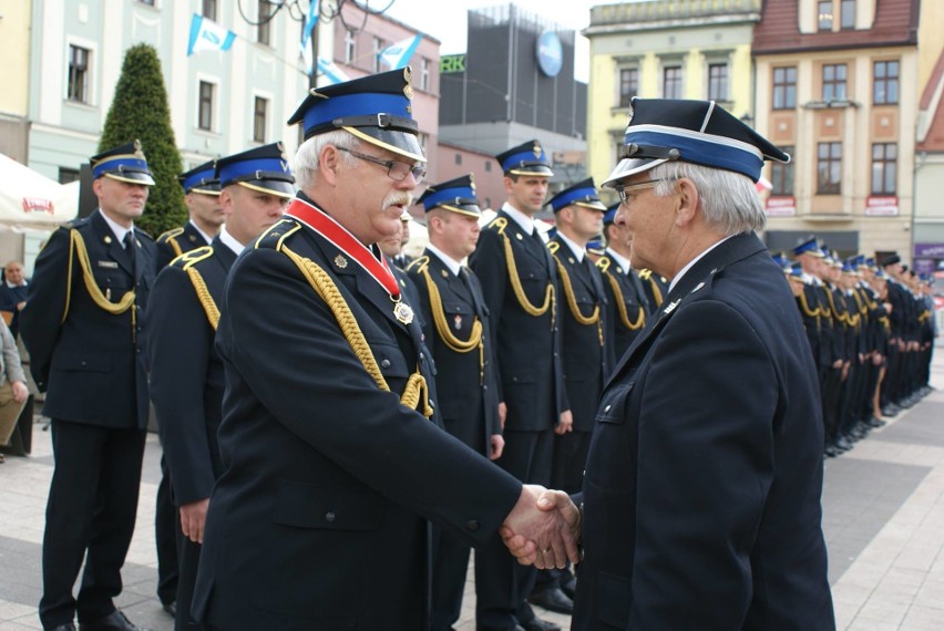 Rybnik: Strażacy dzisiaj mieli swój dzień na rynku - był apel, życzenia i awanse! ZDJĘCIA