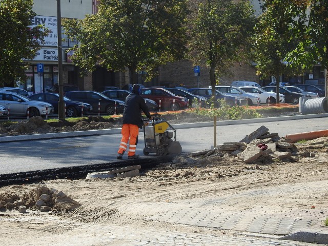 Remont ulicy Legionowej i Kaczorowskiego w Białymstoku nabiera rozpędu. Drogowcy wylewają asfalt na odcinku od Cieszyńskiej do Skłodowskiej.