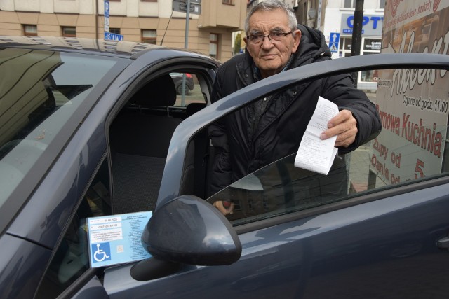 Jan Łomnicki: - Urzędnicy zamiast pomagać starszym i schorowanym ludziom, to pobierają niebotyczne pieniądze za brak biletu parkingowego! Przecież my jesteśmy najsłabszą grupą społeczną i powinniśmy mieć parkowanie za darmo