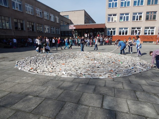 Mandala powstała na placu przed szkołą