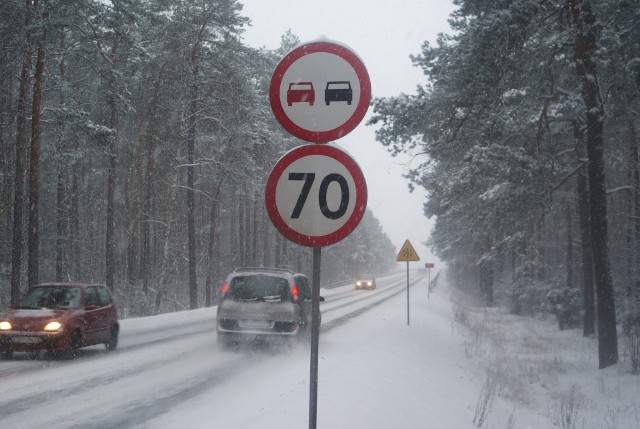 Tak wygląda droga krajowa nr 10 między Bydgoszczą a Toruniem w warunkach zimowych.