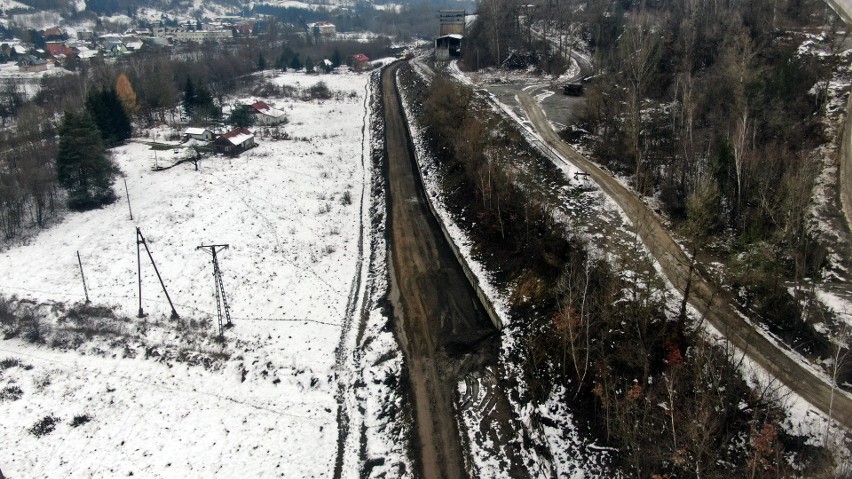 Budowa muru oporowego przy linii kolejowej w Klęczanach,...