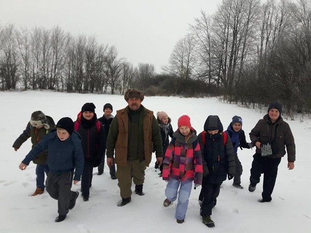 Grzegorz Szymański ze swoimi podopiecznymi podczas zajęć w terenie.