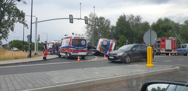Zderzenie karetki, osobówki i samochodu dostawczego na ul. Kujawskiej w Gliwicach 19.07.2019