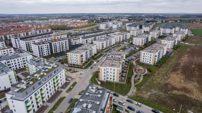 Zobacz na zdjęciach z drona, jak rozwija się wrocławskie...