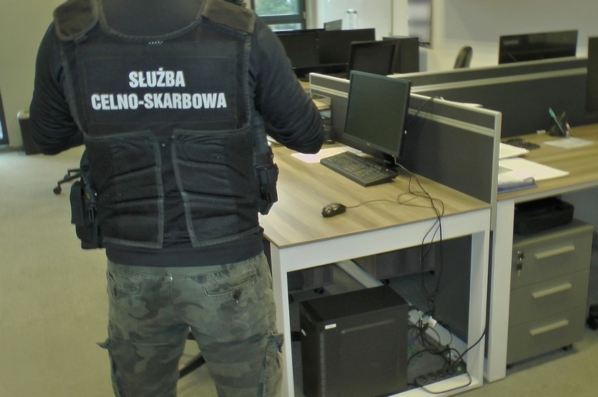 Krajowa Administracja Skarbowa rozbiła zorganizowaną grupę przestępczą, która fałszowała faktury VAT (zdjęcia)