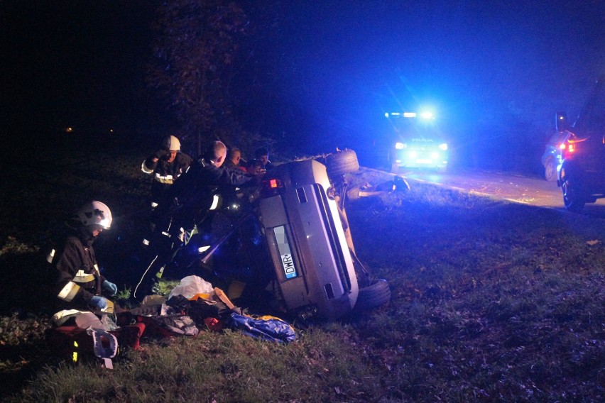 Wypadek pod Wrocławiem. Aby wydobyć kierowcę, strażacy rozcinali samochód