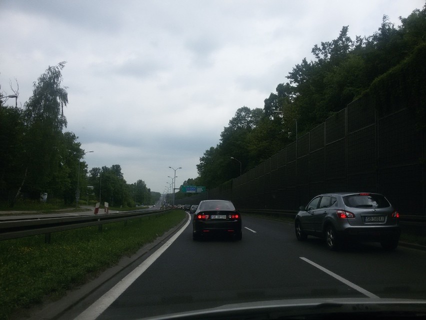Na trasie DK 86 w Katowicach Giszowcu trwają roboty drogowe.