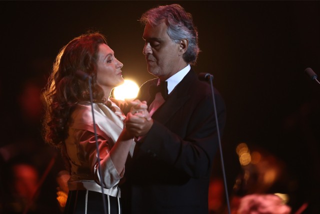 Tenor Andrea Bocelli i sopranistka Paola Sanguinetti podczas występu na stadionie miejskim we Wrocławiu