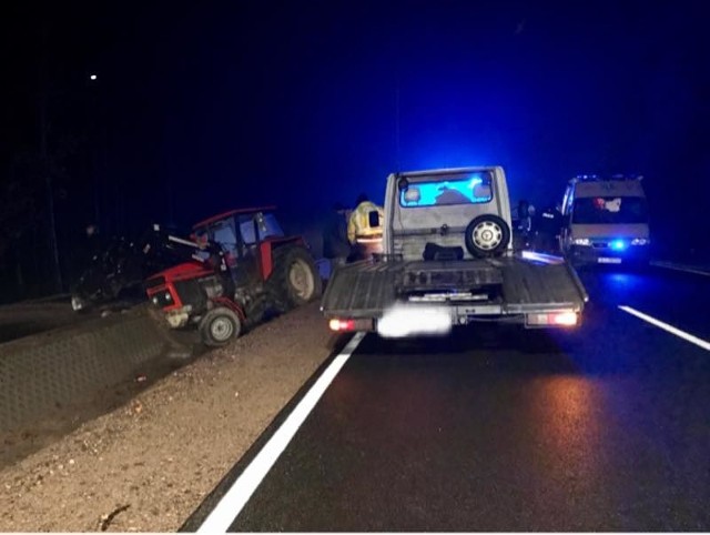 Jedna osoba została ranna w wyniku zderzenia osobowego samochodu marki Hyundai z ciągnikiem.