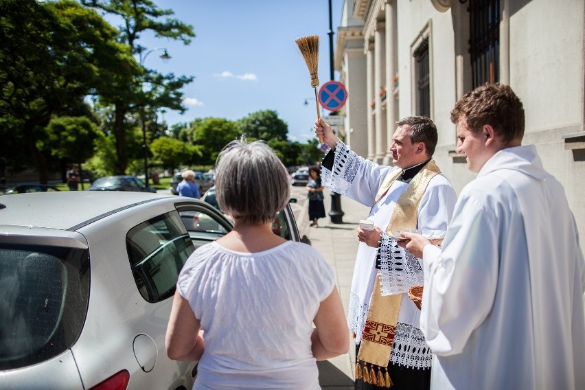 Święcenie aut przed katedrą w Łodzi.