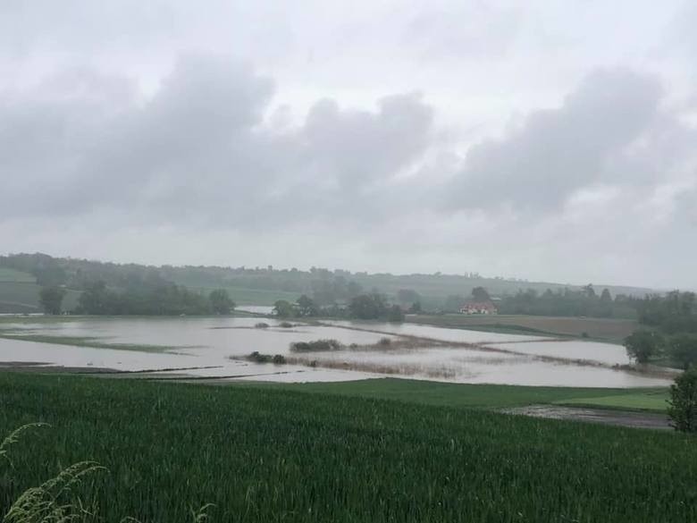 Ulewne deszcze nad regionem świętokrzyskim. Stany alarmowe na rzekach, tysiące zalanych domów [RAPORT NA BIEŻĄCO]