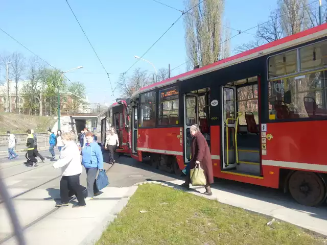 Awaria! Zerwanie linii trakcyjnej. Tramwaj nr 21 w Sosnowcu stanął