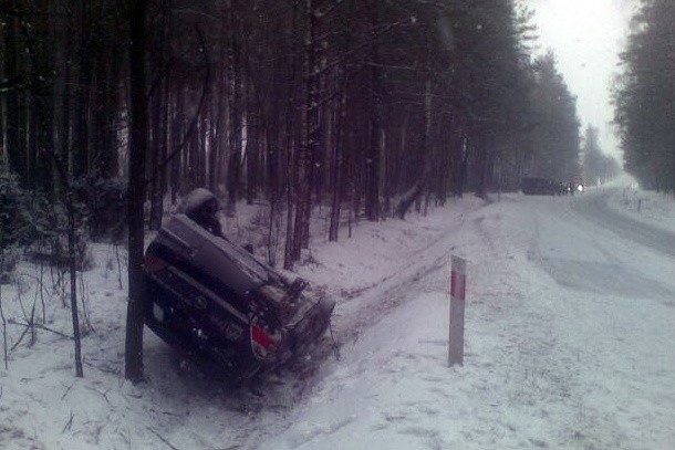 Osobowy opel wjechał do rowu i wywrócił się. Pasażer busa z urazem obojczyka oraz 33-letni kierowca opla z obrażeniami głowy zostali przewiezieni do szpitala. Obaj kierowcy byli trzeźwi. Policjanci z Dąbrowy Białostockiej wyjaśniają przyczyny i okoliczności wypadku.