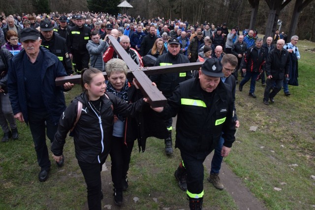 Droga Krzyżowa 2022 na błoniach przed klasztorem na Świętym Krzyżu. Więcej na kolejnych zdjęciach.