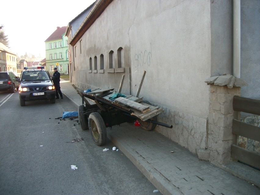 Wóz z węglem ciągnięty przez konie uderzył w budynek. Woźnica trafił do szpitala (ZDJĘCIA)