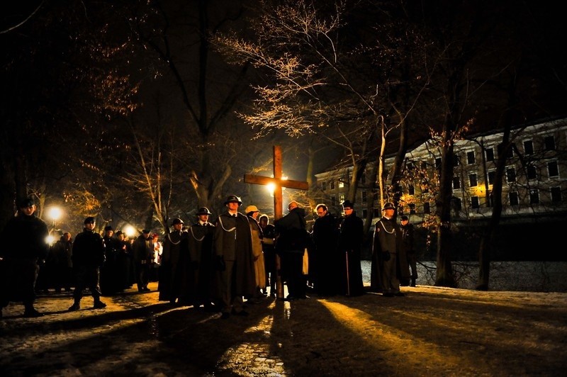 Wierni przeszli ulicami Rzeszowa - od Krzyża Ofiar...